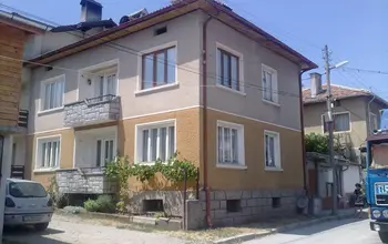 Auction image House