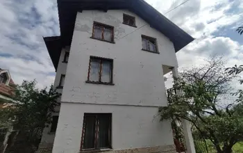 Auction image House