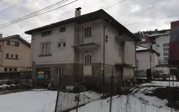 Auction image House